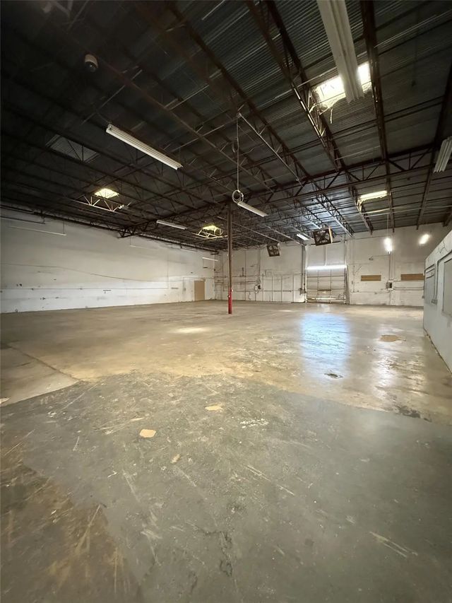 5 of 8 - 3600 Ne 4th Avenue, Oakland Park, FL