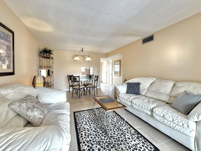 3 of 37 - 2515 Ne 2nd Court #315, Boynton Beach, FL