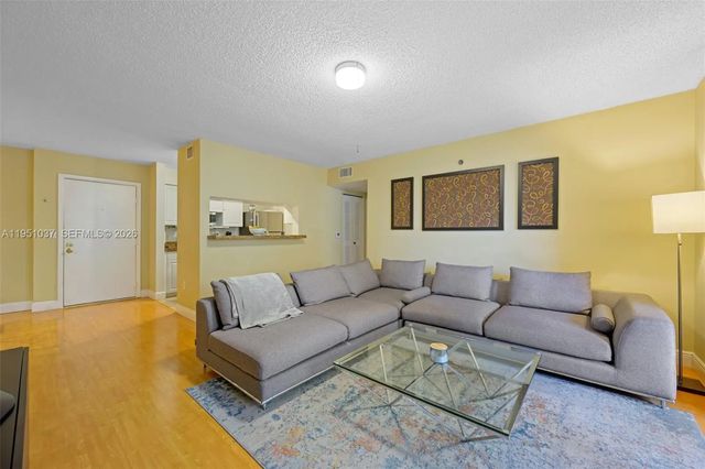 3 of 33 - 19555 E Country Club Drive #8303, Aventura, FL