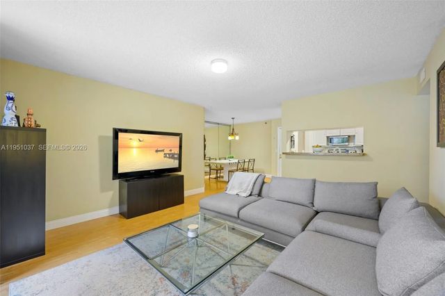 4 of 33 - 19555 E Country Club Drive #8303, Aventura, FL
