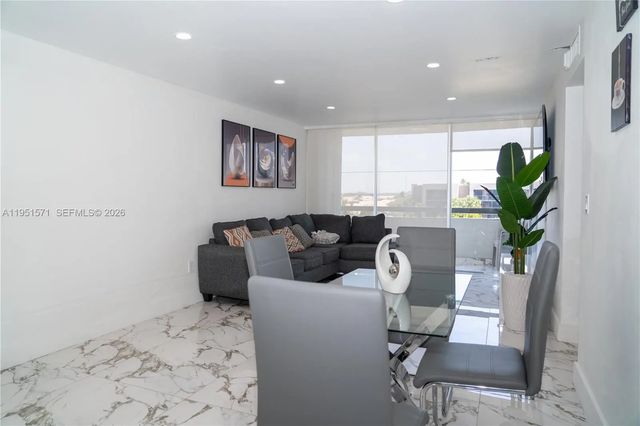 4 of 19 - 854 Nw 87th Avenue #405, Miami, FL