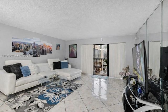 8415 Sw 107th Avenue #323w, Miami