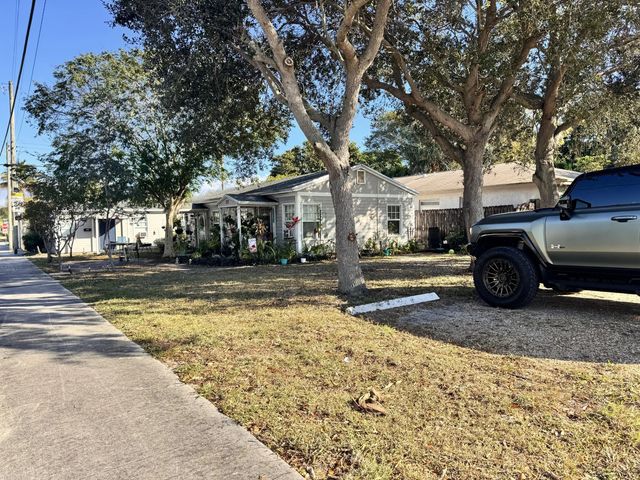 3 of 20 - 717 8th Avenue N, Lake Worth Beach, FL