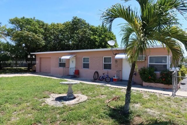 4 of 11 - 205 Se 10th Street, Hallandale Beach, FL