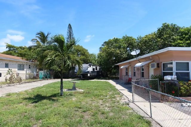 5 of 11 - 205 Se 10th Street, Hallandale Beach, FL