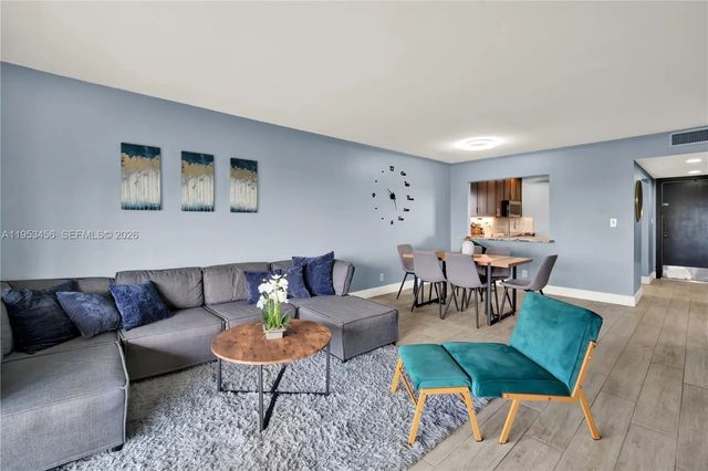 5 of 35 - 950 Hillcrest Drive #414, Hollywood, FL