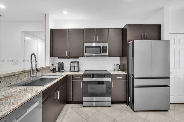 4 of 37 - 121 Nw 2nd Avenue #4, Hallandale Beach, FL