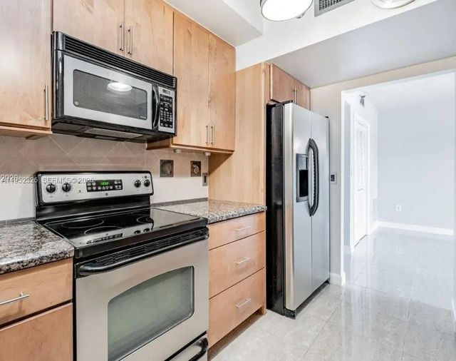 4001 Hillcrest Drive #914, Hollywood