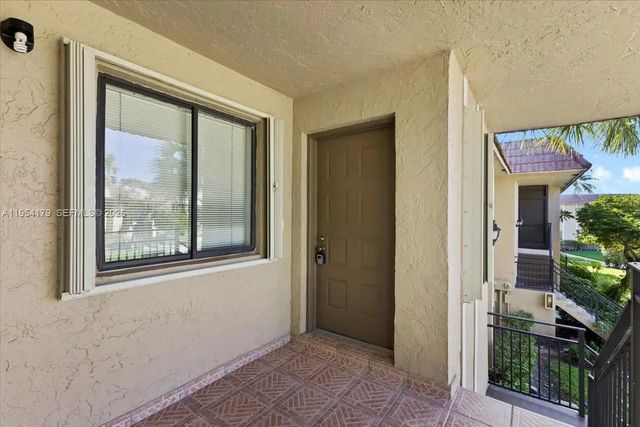 5 of 28 - 302 Lakeview Drive #203, Weston, FL