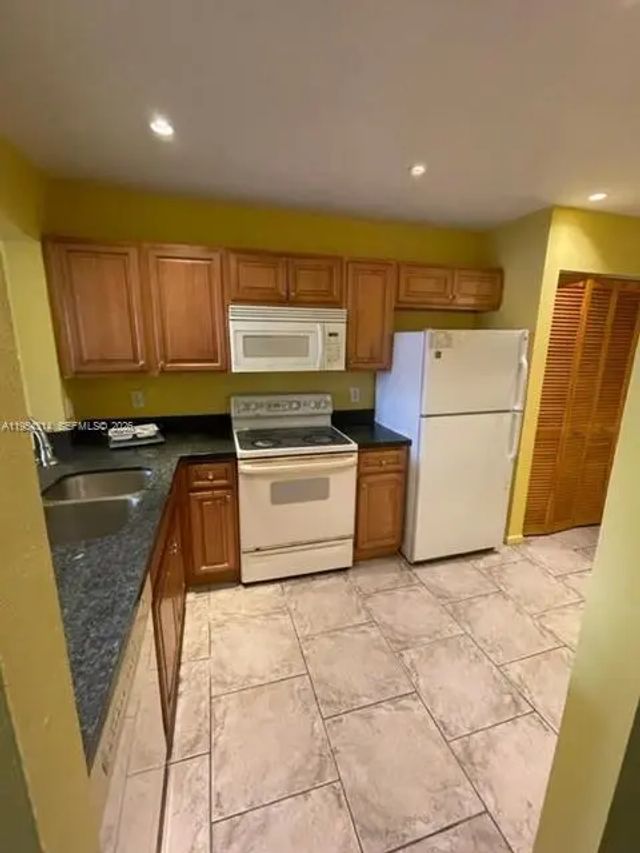 3 of 12 - 20815 Ne 8th Court #201-20, Miami, FL