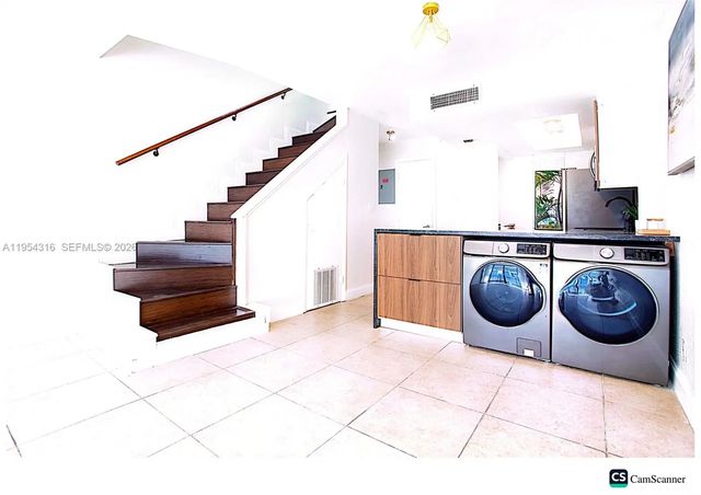 4 of 43 - 1531 Se 15th Street #5, Fort Lauderdale, FL