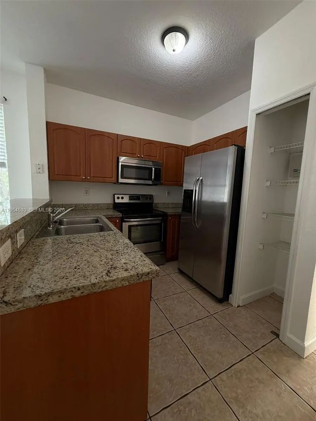 17640 Nw 73rd Avenue #200-19, Hialeah