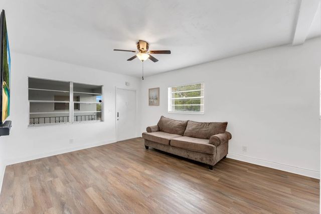 5 of 29 - 7401 Pines Boulevard #201, Pembroke Pines, FL