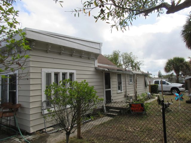 2 of 8 - 603 Avenue Avenue E, Fort Pierce, FL