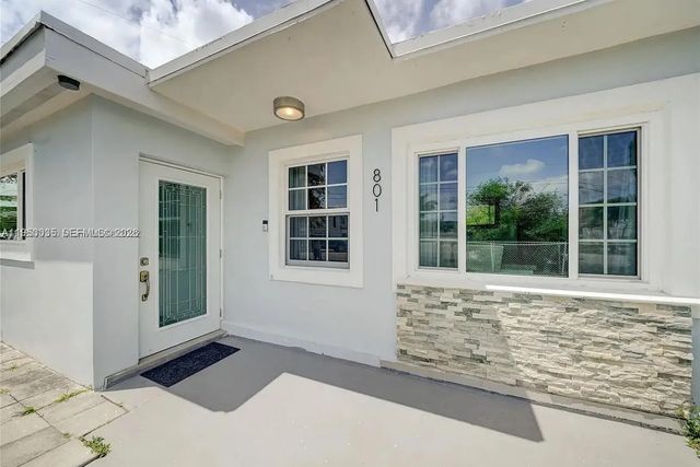 4 of 16 - 801 E 16th Place, Hialeah, FL