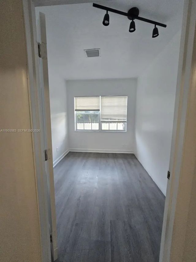 4 of 25 - 2729 Nw 47th Street, Miami, FL