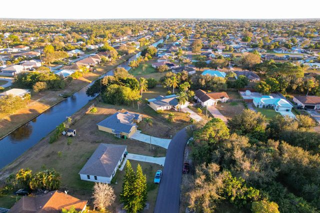 2 of 34 - 2091 Sw Castinet Lane, Port St. Lucie, FL