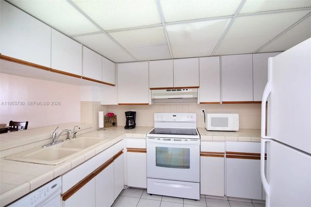 5 of 24 - 2555 Collins Avenue #1804, Miami Beach, FL