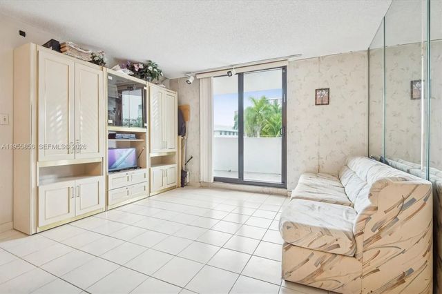 3 of 12 - 4301 Collins Avenue #202, Miami Beach, FL