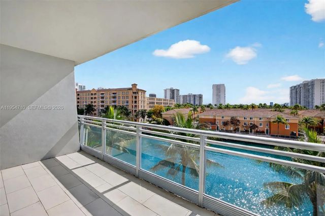 2950 Ne 188th Street #302, Aventura