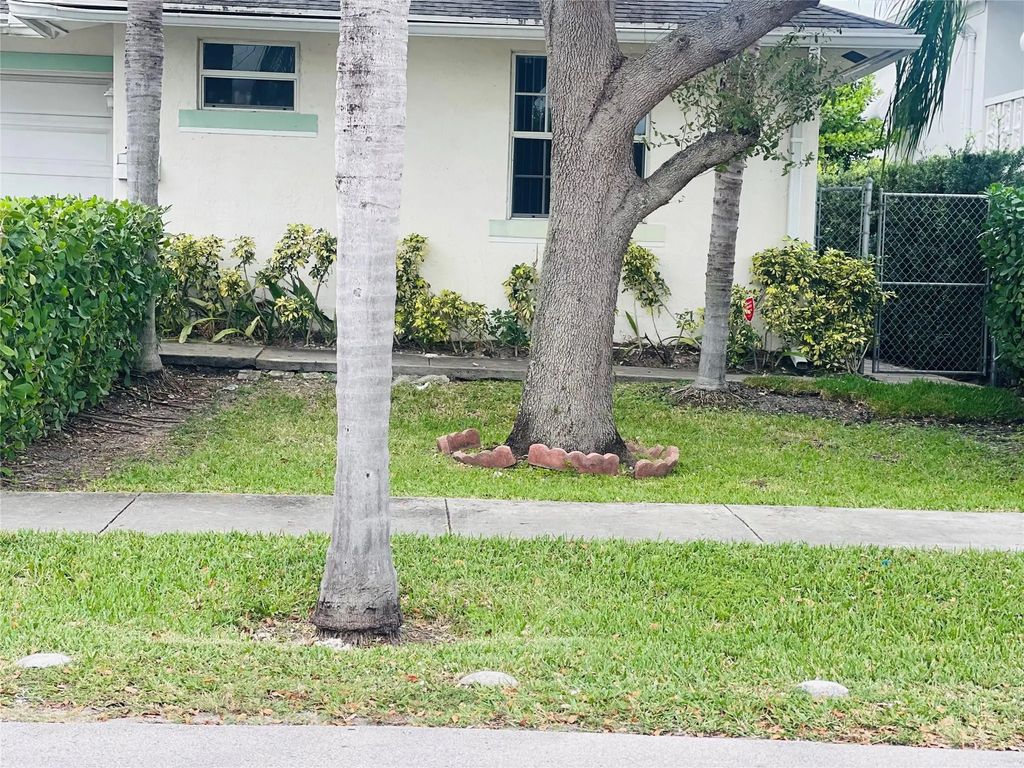 717 Ne 4th Street, Hallandale Beach