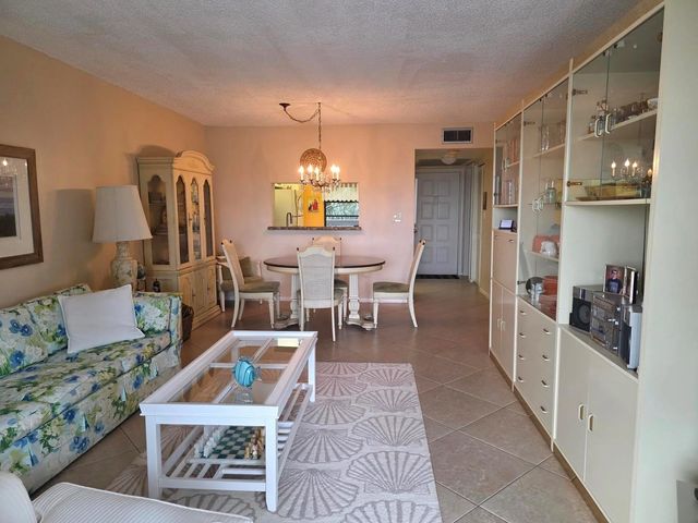 5 of 26 - 1001 Colony Point Circle #405, Pembroke Pines, FL