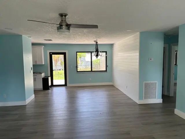 2 of 23 - 907 Se Lake Street, Stuart, FL