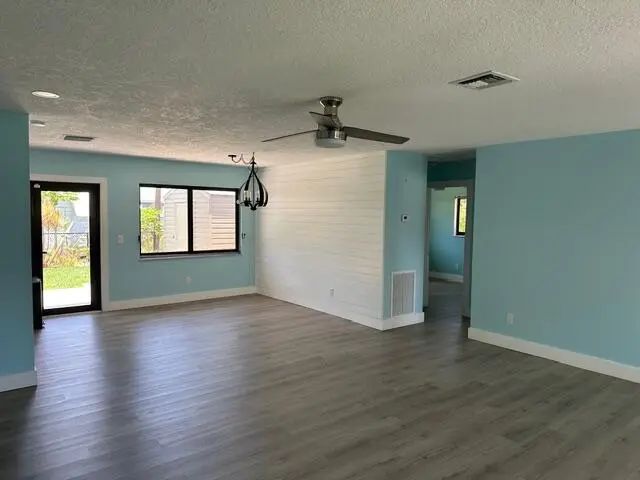 3 of 23 - 907 Se Lake Street, Stuart, FL