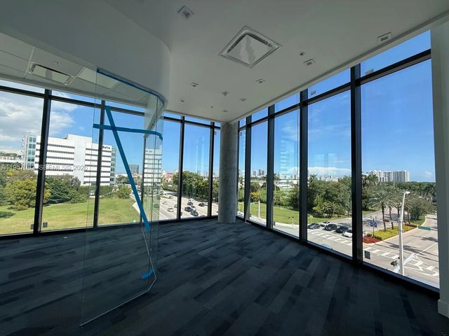 N/A, Aventura