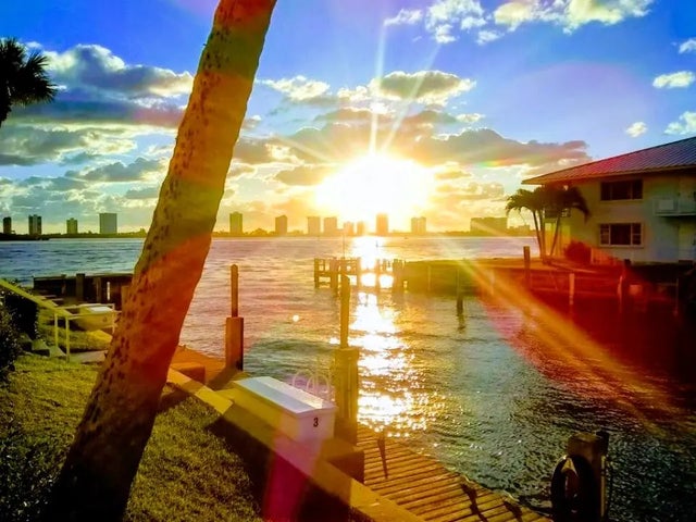 Photo of Listing #R11160025