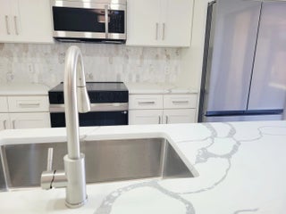 Photo of Listing #R11160023