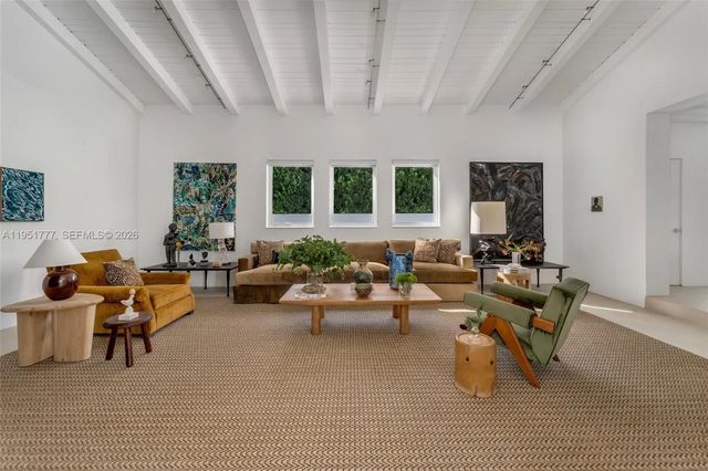 3 of 23 - 3325 Pine Tree Drive, Miami Beach, FL