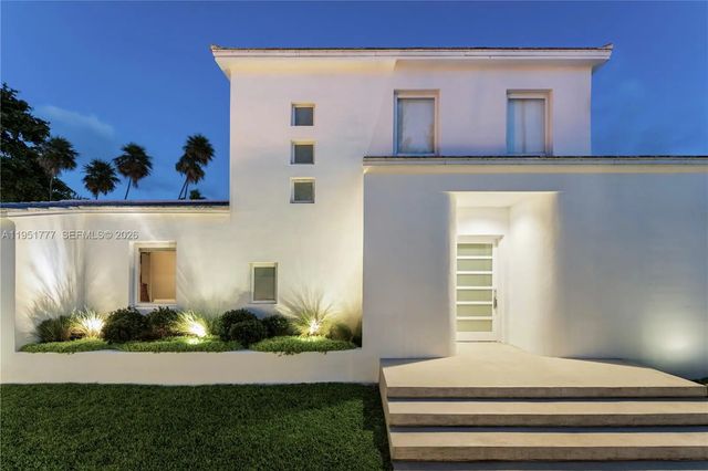4 of 23 - 3325 Pine Tree Drive, Miami Beach, FL