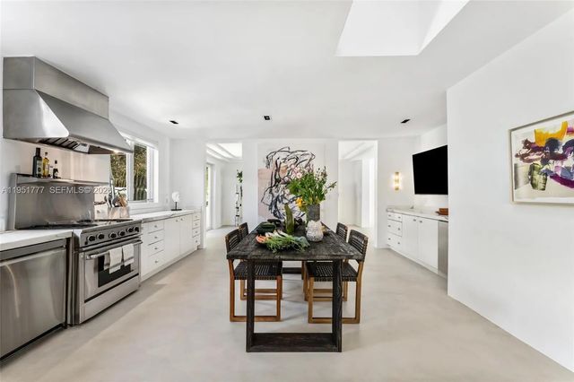 5 of 23 - 3325 Pine Tree Drive, Miami Beach, FL