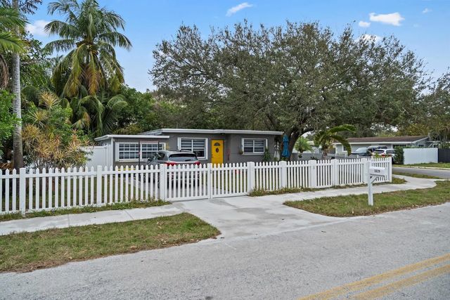 4 of 35 - 5829 Hayes Street, Hollywood, FL