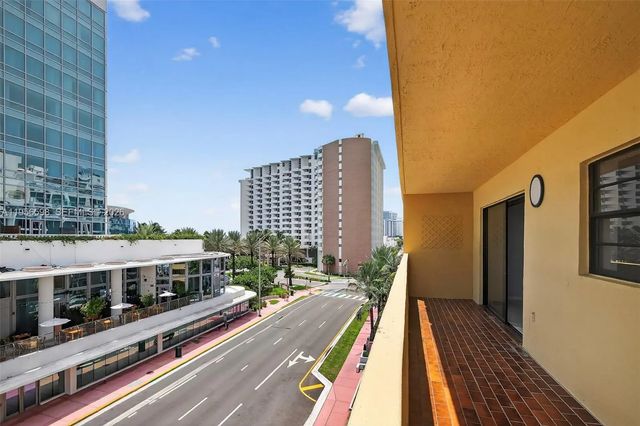 5 of 54 - 2924 Collins Avenue #501, Miami Beach, FL