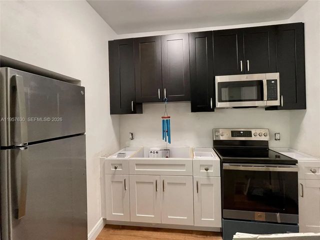 5 of 17 - 2463 Pine Tree Drive #4, Miami Beach, FL