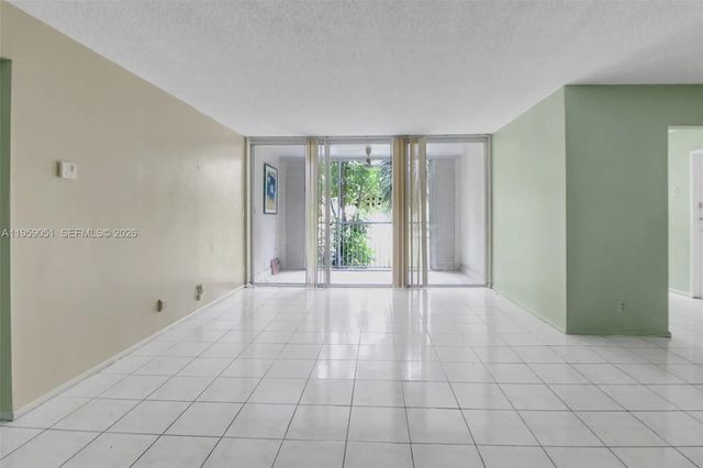 4 of 22 - 942 Ne 199th Street #2f, Miami, FL