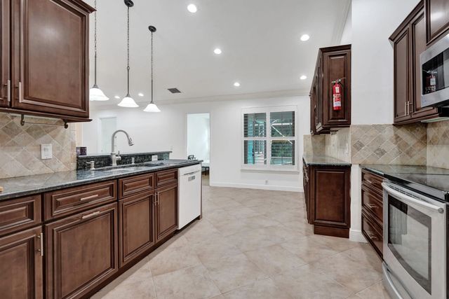 4 of 39 - 468 Sw Prado Avenue, Port St. Lucie, FL