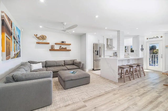 Photo of Listing #R11161037