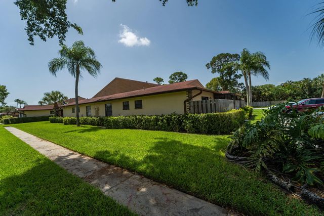 4 of 32 - 4413 Woodstock Drive #a, West Palm Beach, FL
