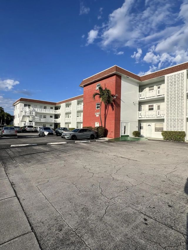 4 of 17 - 1380 Nw 43rd Terrace #208, Lauderhill, FL