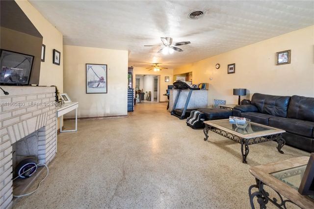 4 of 29 - 600 Sw 11th Avenue, Hallandale Beach, FL