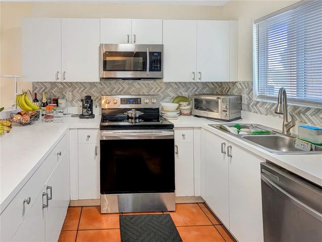 2 of 21 - 6205 Kendale Lakes Circle #289, Miami, FL