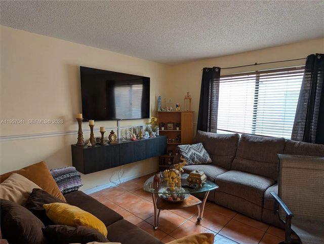 4 of 21 - 6205 Kendale Lakes Circle #289, Miami, FL