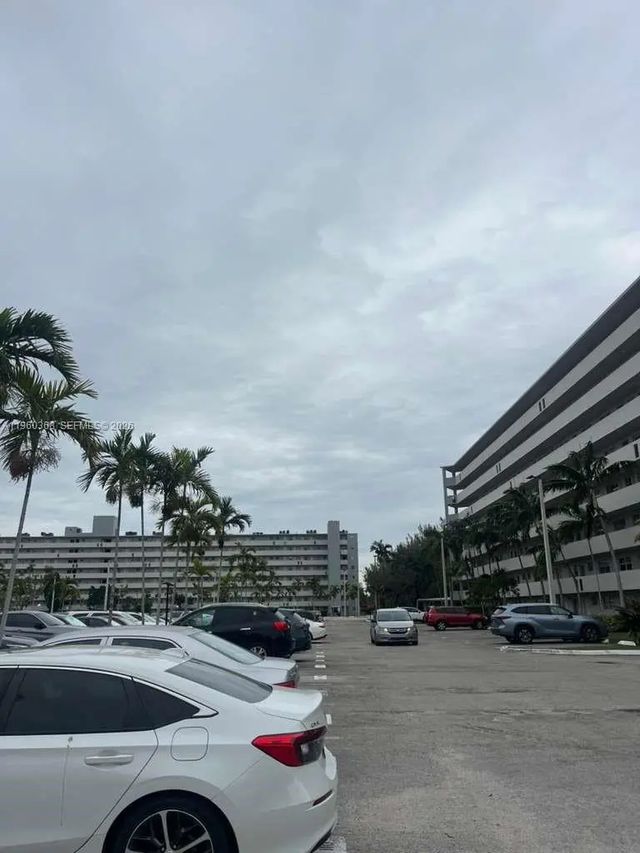5 of 10 - 1750 Ne 191st Street #507-1, Miami, FL