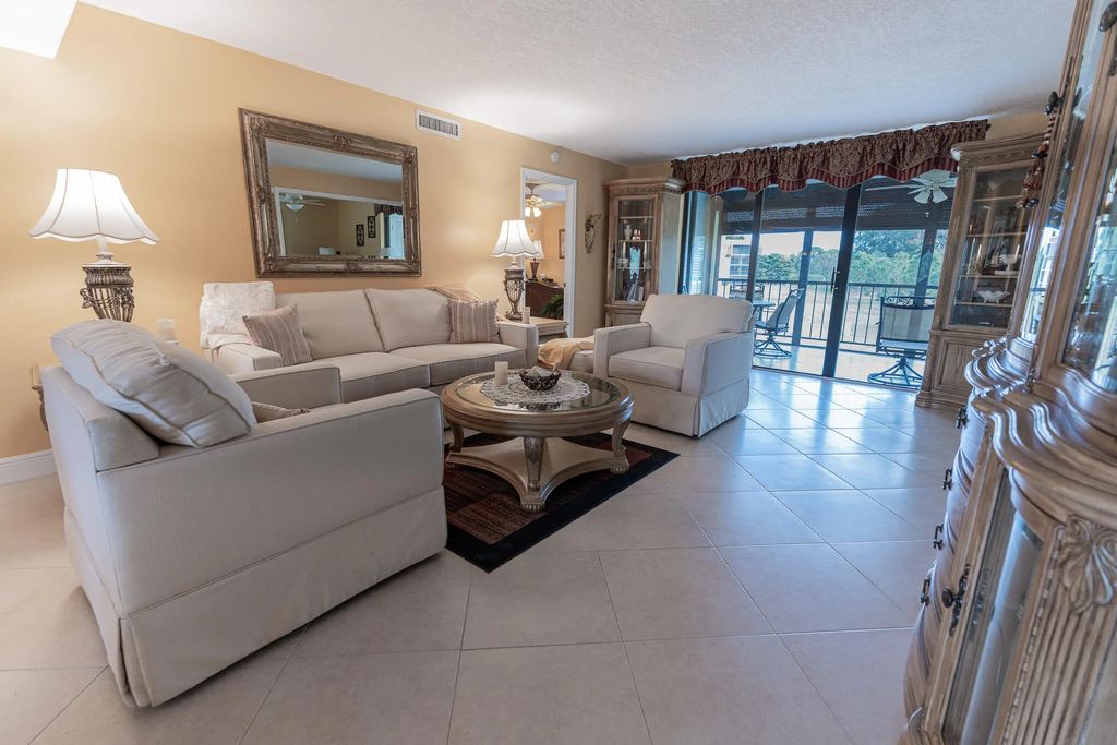 5390 Woodland Lakes Drive #201, Palm Beach Gardens
