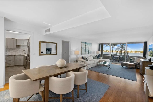 Photo of Listing #R11161902