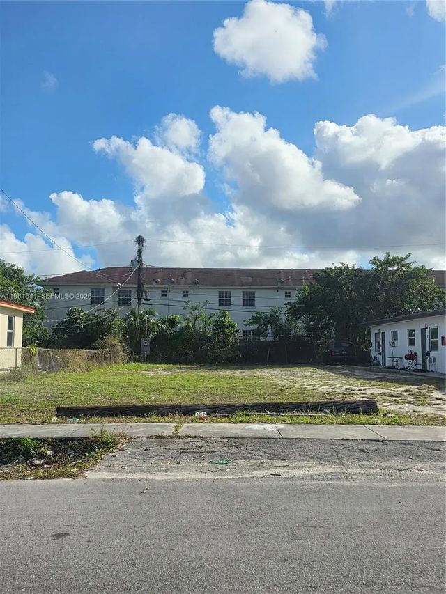 2 of 4 - 10 Nw Street, Hallandale Beach, FL