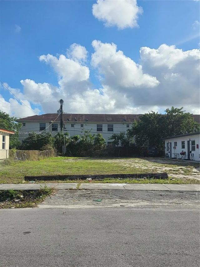 3 of 4 - 10 Nw Street, Hallandale Beach, FL